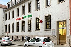 Blick auf den Eingangsbereich der Medipolis Apotheke im Post-Carré